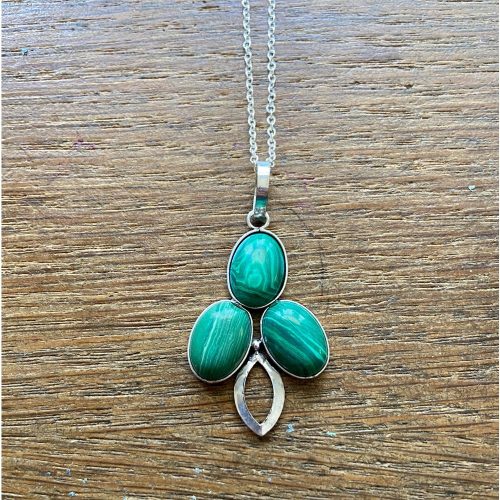 Triple stone malachite gemstone necklace NWOT